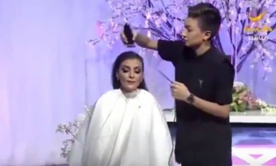 فيديو: مذيعة تحلق شعرها على الهواء