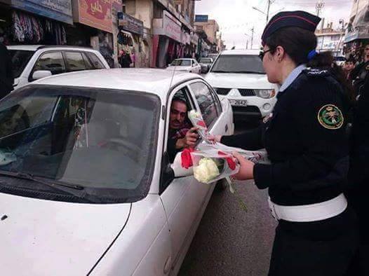 صورة / فيس بوك : " السير " توزع ورود حمراء في عيد الحب والادارة توضح