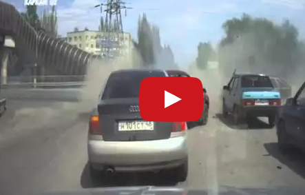 بالفيديو : شاهد شاحنة مسرعة تصدم سيارة