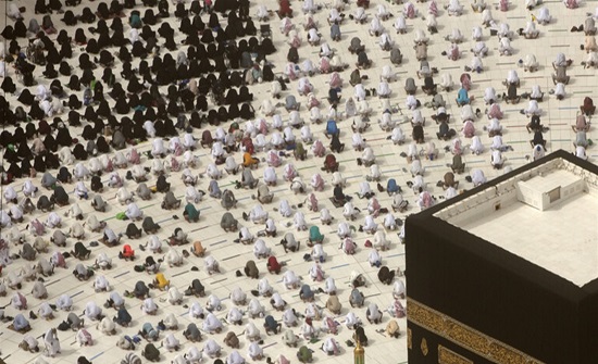 مسن إندونيسي ينهار باكياً بعد "هدية" من السعودية (فيديو)