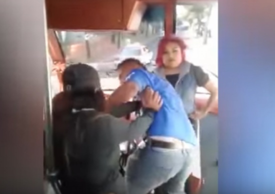 فيديو| زوجة وعشيقة رجل في نفس الحافلة...فماذا حدث؟! فيديو| زوجة وعشيقة رجل في نفس الحافلة...فماذا حدث؟!