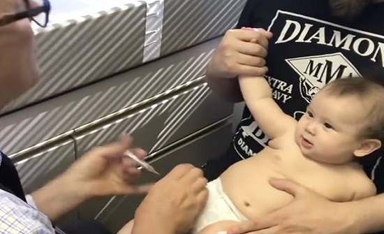 بالفيديو: حيلة طبيب للتخفيف عن طفل يأخذ حقنة تثير الإعجاب