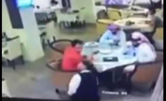 كاميرا مطعم توثق لحظة وفاة "جرسون" أثناء تقديمه الطعام .. فيديو كاميرا مطعم توثق لحظة وفاة "جرسون" أثناء تقديمه الطعام .. فيديو