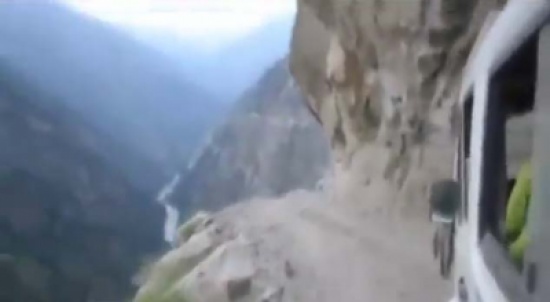 حافلة على حافة الهاوية وركابها يضحكون !
