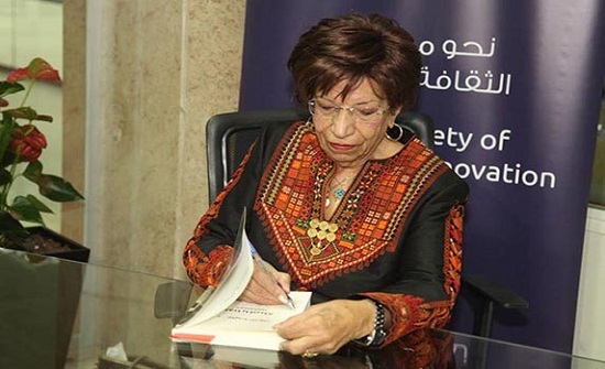 النجار توقع كتابها "عمان بين الغزل والعمل" النجار توقع كتابها "عمان بين الغزل والعمل"