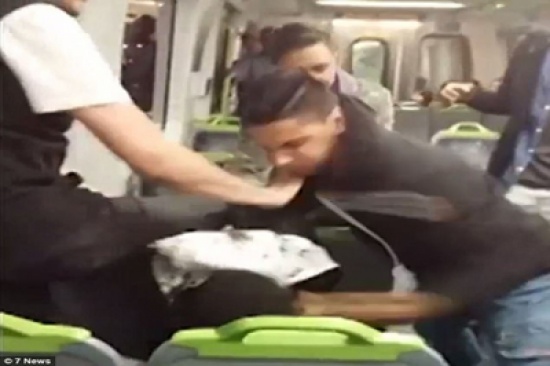 فيديو: “العرب جميعاً دواعش ومجرمون”!.. قالها في قطار ببريطانيا فشاهد ما حصل له فيديو: “العرب جميعاً دواعش ومجرمون”!.. قالها في قطار ببريطانيا فشاهد ما حصل له