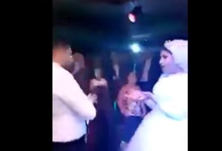 صدمة وخجل عروس من تصرف العريس معها أمام المعازيم (فيديو)