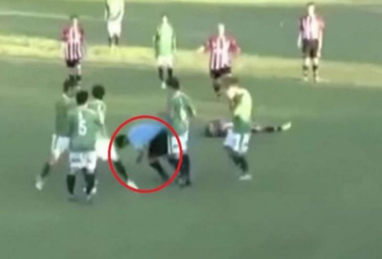 شاهد..  لاعب يقتل حكماً في مباراة كرة قدم بالمكسيك