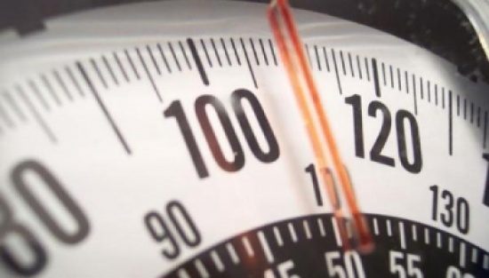 13 مطوفاً يساعدون حاجة وزنها 286 كيلو لإداء المناسك