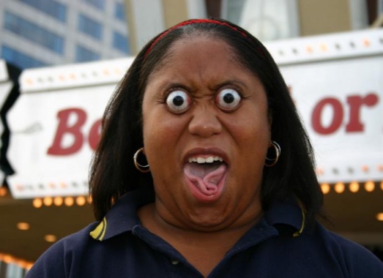 بالفيديو: جاحظ العصر يستطيع اخراج عينيه 14 مليمتر