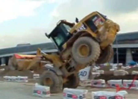 سائق يقود الجرافة  على عجلتين