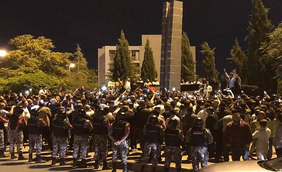 الأمن يدعو الصحفيين المتواجدين في محيط الرابع للابتعاد عن نقاط الاحتكاك الأمن يدعو الصحفيين المتواجدين في محيط الرابع للابتعاد عن نقاط الاحتكاك