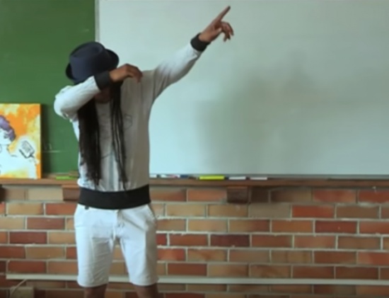 فيديو| معلم يستخدم اغاني 'هيب هوب' لشرح الدروس لطلابه! فيديو| معلم يستخدم اغاني 'هيب هوب' لشرح الدروس لطلابه!