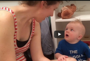 شاهد رد فعل طفل بعد غلق أمه كتاب القصص