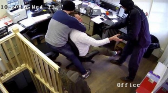 شاهد.. لصان يحاولان خنق رجل لسرقة ساعته الثمينة