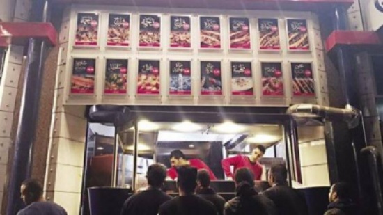 بالفيديو .. مطعم مصري يقدم وجبات مجانية لمدة ساعة يومياً