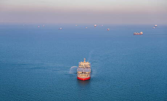 انفجار بسفينة في خليج عمان