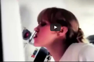 «القبلات» أغرب طريقة لرسم اللوحات الفنية