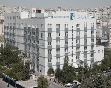 فريق طبي في مركز الحسين للسرطان يجري عملية لعلاج سرطان المثانة