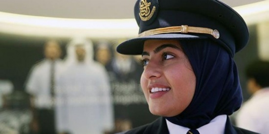 بخيتة المهيري… أماراتية محجبة عمرها 23 عاما بمنصب “ضابط أول طيار” بخيتة المهيري… أماراتية محجبة عمرها 23 عاما بمنصب “ضابط أول طيار”