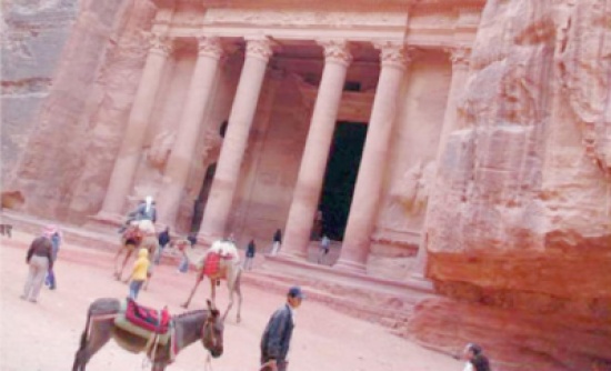 انخفاض السياح يهدد بإغلاق فنادق بالبترا انخفاض السياح يهدد بإغلاق فنادق بالبترا
