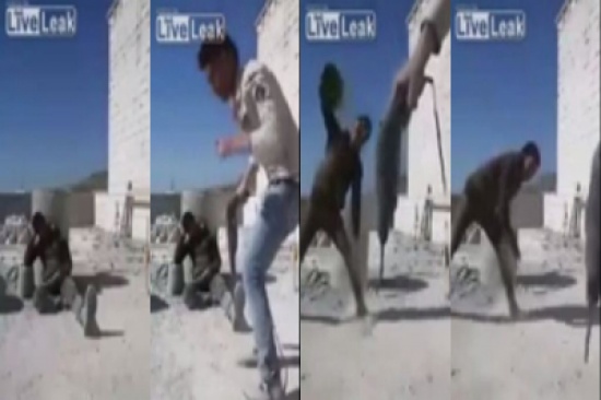 شاهد..  رد فعل عامل تجاه صديقه نفذ مقلب أيقظه مذعوراً