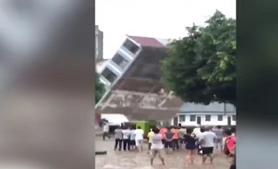 بالفيديو: سقوط منزل متعدد الطوابق بسبب انهيار طيني