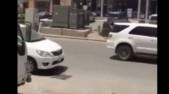 شاهد..  مفحط يصطدم بعامود كهرباء!