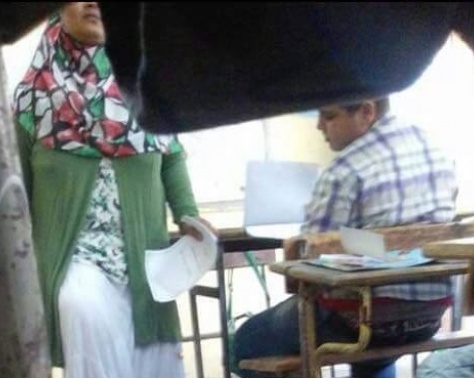 بالصورة- مدرسة تقف فوق تلميذ بحذائها... وإليكم المفاجأة التي لن تصدقونها بالصورة- مدرسة تقف فوق تلميذ بحذائها... وإليكم المفاجأة التي لن تصدقونها