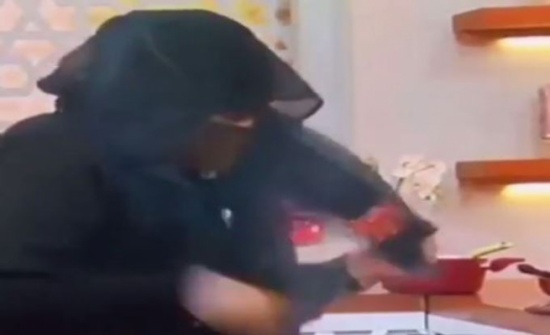 فيديو| اشتعل حجابها على الهواء مباشرةً.. شاهدوا ردّة فعلها الصادمة!! فيديو| اشتعل حجابها على الهواء مباشرةً.. شاهدوا ردّة فعلها الصادمة!!