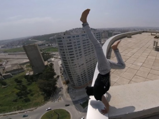 فيديو: شاب متهور يستعرض مهاراته الخطيرة على حافة بناية مرتفعة