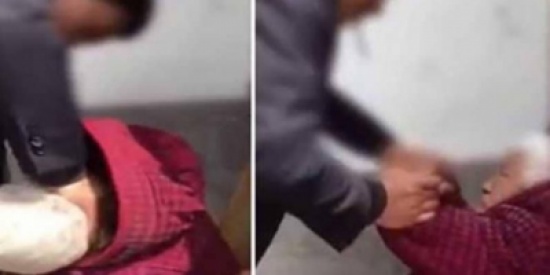 شاهد.. ضرب جنوني لأم تسعينية بأيدي ابن عاق شاهد.. ضرب جنوني لأم تسعينية بأيدي ابن عاق