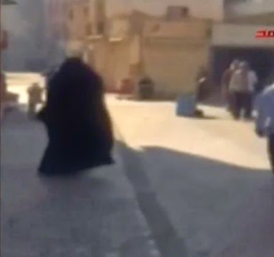 كويتية تطارد منتقبة وتصرخ: هذي مثل اللي ذبحت الأميركية في الإمارات