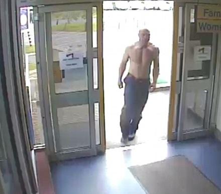 بالصور- رجل يدخل المستشفى عارياً والسبب!