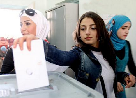 قص بطاقة الانتخاب عقب انتهاء الناخب من التصويت قص بطاقة الانتخاب عقب انتهاء الناخب من التصويت