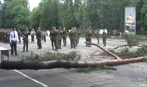 سقوط شجرة بشكل مفاجئ بين المجندين بروسيا