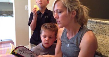 رد فعل طريف لطفل عند سماعه قصة مرعبة