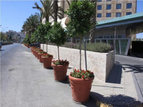 الأمانة ودائرة السير تباشران إزالة الحواجز المعيقة من أمام الفنادق