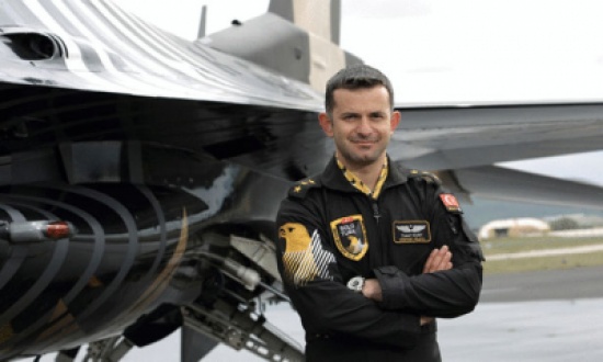 قائد طائرة يستعرض مهاراته بإرعاب المتفرجين