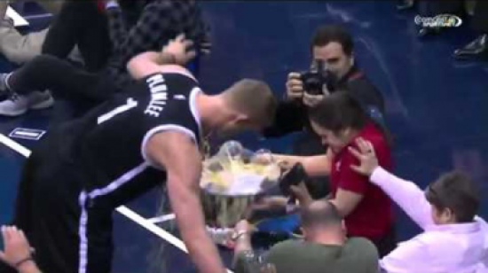شاهد.. لاعب كرة سلة ضخم يسقط مضيفة تحمل أكواب شراب