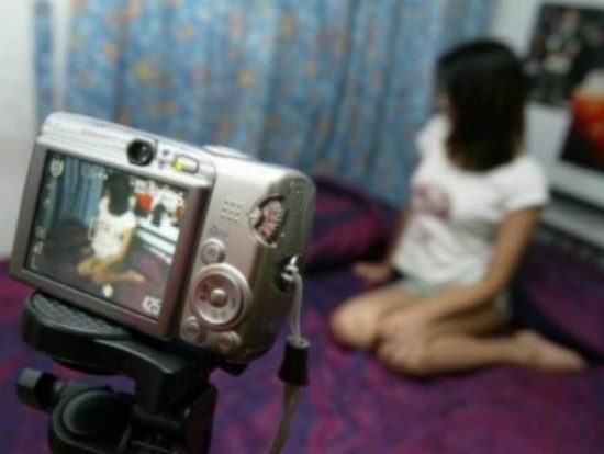 شاهد جريمة تهزّ دولة عربية.. هددها بصورها الفاضحة والمخلة .. ما فعلته به كان صادماً!