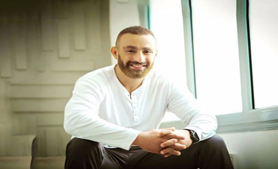شاهد.. إطلالة شبابية صادمة لزوجة أحمد السقا مع ابنها