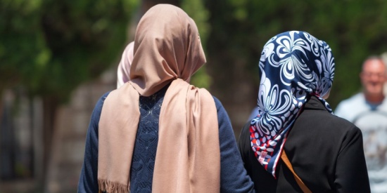 حاولا حماية شابتين مسلمتين فتعرضا للطعن حتى الموت.. مقتل رجلين على يد مهاجم في أميركا حاولا حماية شابتين مسلمتين فتعرضا للطعن حتى الموت.. مقتل رجلين على يد مهاجم في أميركا