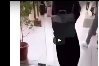 بالفيديو.. رد فعل شاب تعرضت فتاة أمامه لموقف محرج