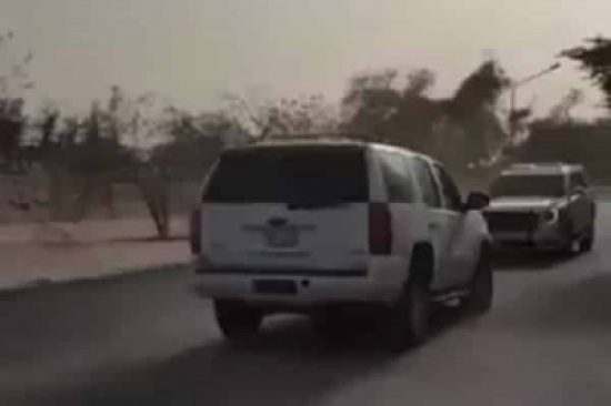 شاهد: دورية كويتية تطارد مفحطاً قبل أن يعترضها أشخاص