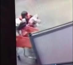 عامل أنقذ رضيعة لحظة سقوطها !