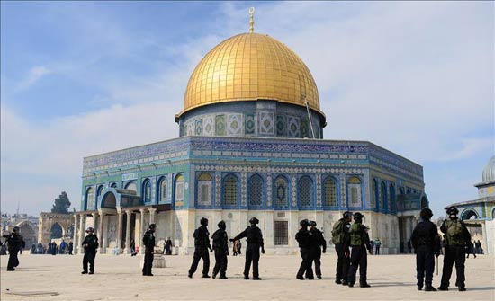 عشرات المستوطنين المتطرفين بقيادة الحاخام غليك يقتحمون باحات الأقصى عشرات المستوطنين المتطرفين بقيادة الحاخام غليك يقتحمون باحات الأقصى