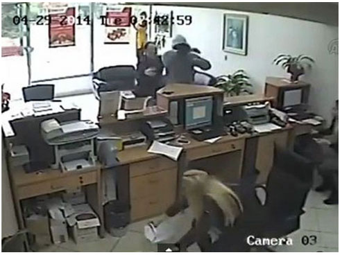 لص غبي حاول سرقة بنك...شاهد ماذا حدث لص غبي حاول سرقة بنك...شاهد ماذا حدث