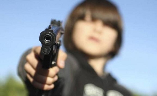 طفل يردي أمه قتيله برصاصة