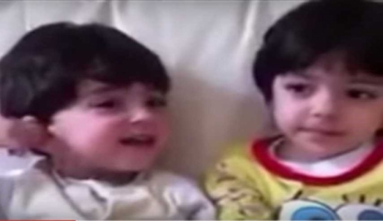 بالفيديو.. طفل يقرأ القرآن وشقيقه يصحح له